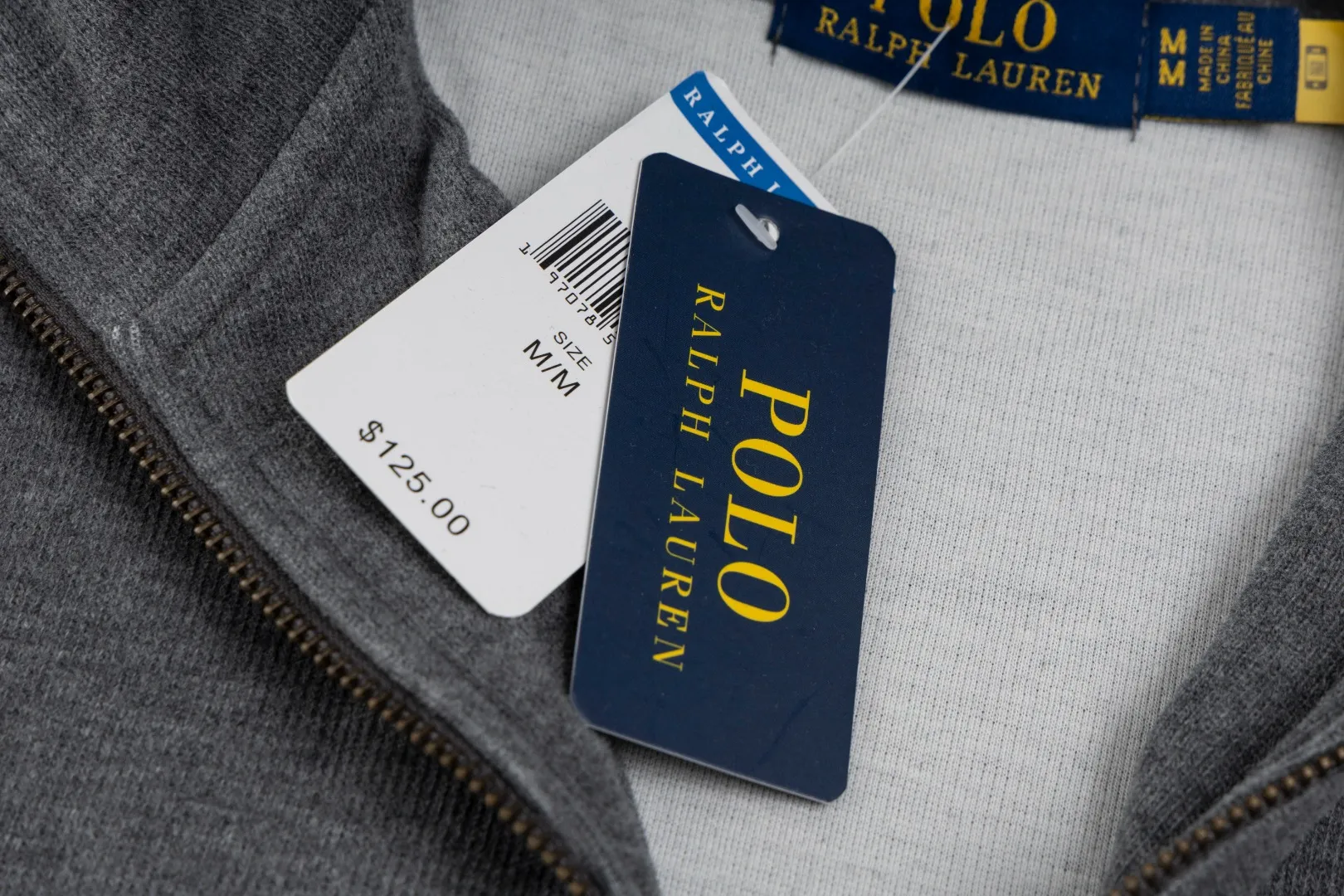 P230 #R97 Ralph lauren twelve-color embroidered pony logo half-zip high-neck long-sleeved knitted sweatshirt. The same style for men and women. The new half-zip sweatshirt for couples to wear in autumn is here! This kind of sweatshirt is really popular this year, even more popular than the hooded sweatshirt. Open the zipper and it can be used as a large lapel, which makes it more fashionable. The color of the classic design of the little war horse on the chest is matched with the embroidery. The simple zipper design echoes the brand logo, so you don’t need to match too much. The sweater version is loose enough! The fabric is custom-woven and dyed 100 cotton. 320g high gram weight 100% cotton knitted cotton with a certain thickness. The fabric is soft and comfortable, and the three-dimensional fabric is full of texture. The stitching is three needles and five threads, which is beautiful and strong. The pattern is also good. Although it is loose, it does not look bulky! - It is not a popular color scheme on the street. The color is pure and highly recommended. The upper body has a particularly high rate of turning heads. Loose style. Big drop shoulder OS style. Same style for men and women. Couple wear. Versatile and practical! Color: Gray, navy, khaki, green label, oatmeal brown label, apricot, black, army green, burgundy, pink, dark gray, light blue, white. Size: S M L XL Length: 70/72/74/76 Bust: 53.5/55.5/57.5/58.5 Shoulder width: 44/45/46/47 Sleeve length: 61/62/63/64
